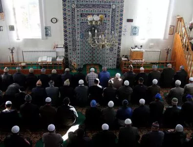 Трима загинаха и 60 са ранени при взрив в джамия в Афганистан
