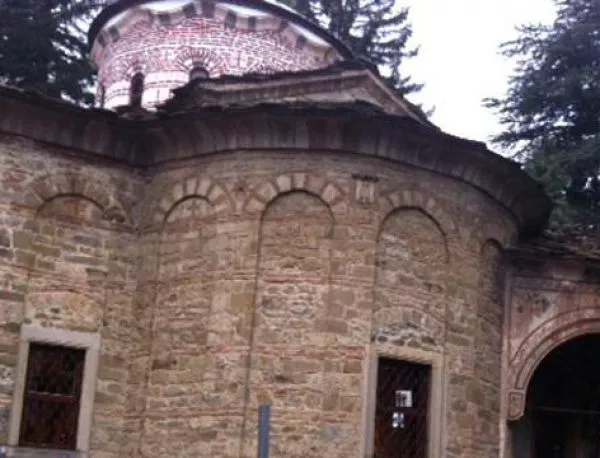 Реставрират уникални стенописи с животни в Троянския манастир