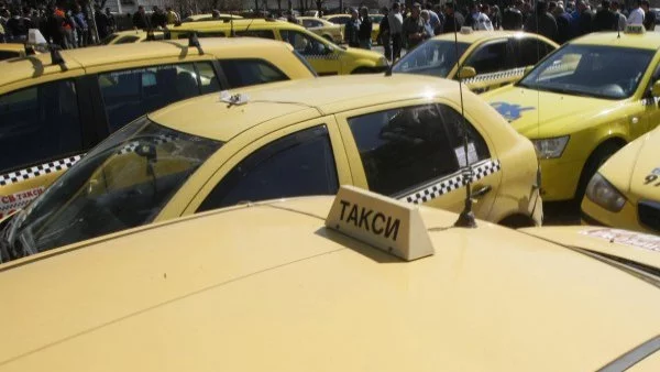 След убийството на шофьор: Слагат паник бутони в такситата