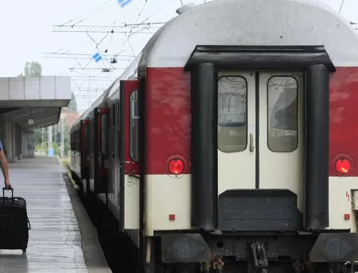 Огромни закъснения на влаковете от София за Искърското дефиле