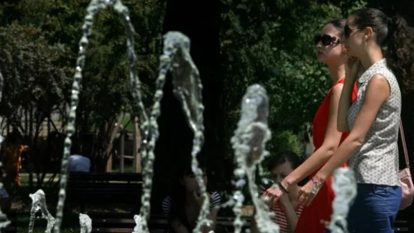 Жълт код за опасни жеги е обявен в цяла България утре