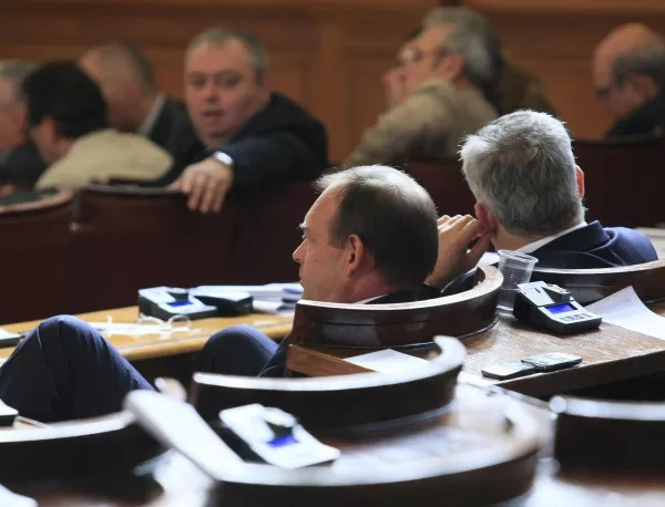 Депутатите, които провалят кворума, се лишават от 66% от заплатите си
