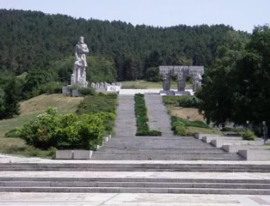 Нямало опасност от срутване на паметника на Ботев в Калофер