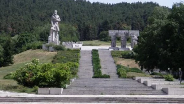 Нямало опасност от срутване на паметника на Ботев в Калофер