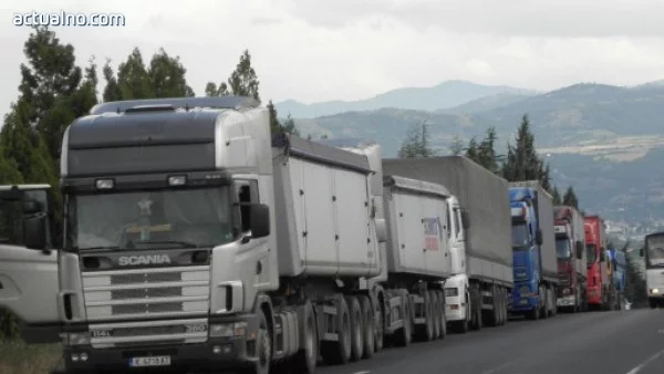 Превозвачите паркират пред НС, ако до 3 дни границата не се отпуши