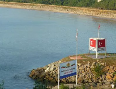 Издигнаха по-голям български флаг край Резово, за да е равен на турския 