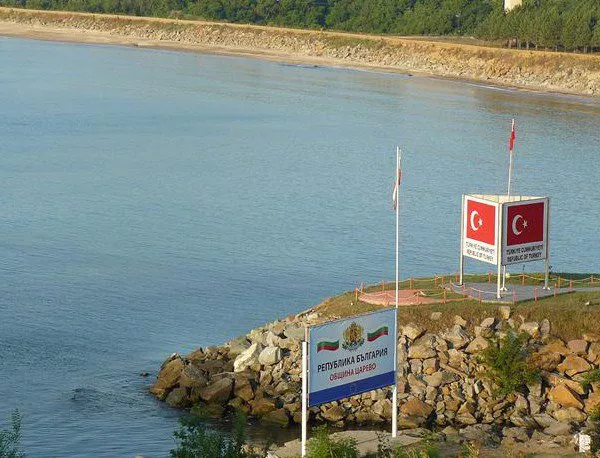 Издигнаха по-голям български флаг край Резово, за да е равен на турския 
