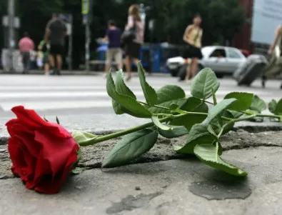 Положиха цветя на пешеходна пътека в памет на 12-годишната Валя