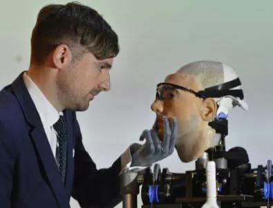 Франк - първият говорещ бионичен човек, се разходи свободно