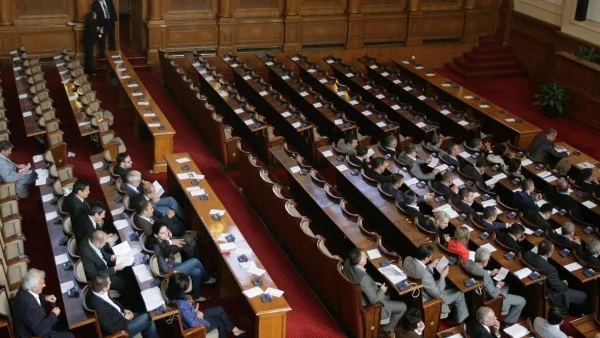 Парламентът започна работа от трети опит, Манолова се скара на ГЕРБ