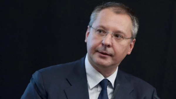 Плевнелиев е като кулата в Пиза, наклонен към ГЕРБ 