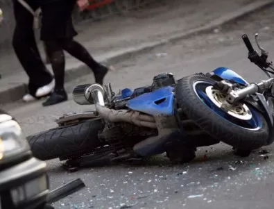 В Ямбол мотоциклетист се блъсна в автомобил