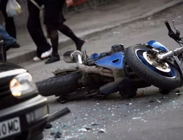 Двама мотористи загинаха на място в района на Драгоман