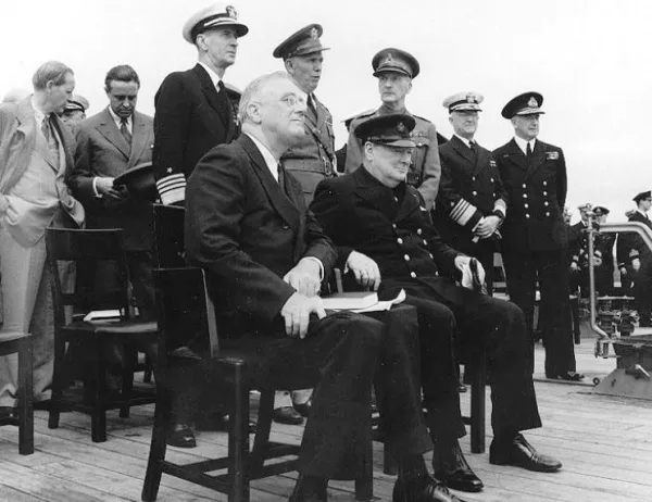 Чърчил и Рузвелт подписват Атлантическата харта за следвоенно устройство на света