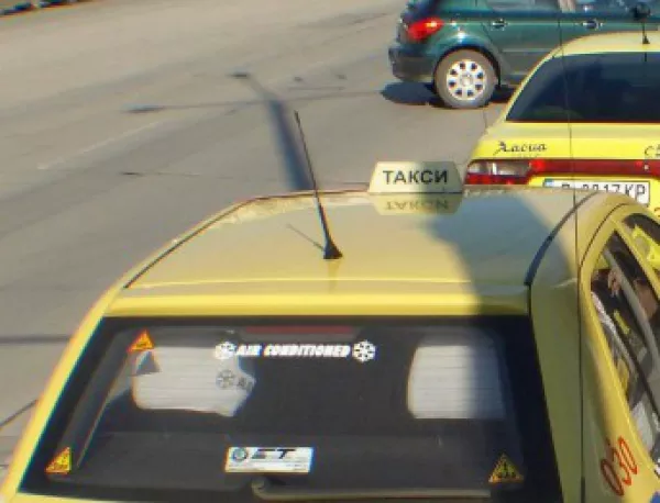 Гласуват въвеждането на минимални цени на такситата в Пловдив