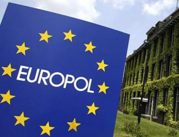 Европол издирва престъпници със закачливи пощенски картички
