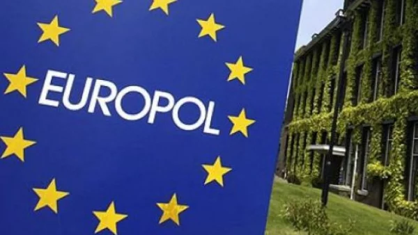 Европол издирва престъпници със закачливи пощенски картички
