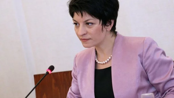 Когато Манолова пише изборните правила, всяка тройна коалиция си тръгва, смята Атанасова