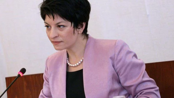 Десислава Атанасова: Идеята за вот на недоверие е фарс