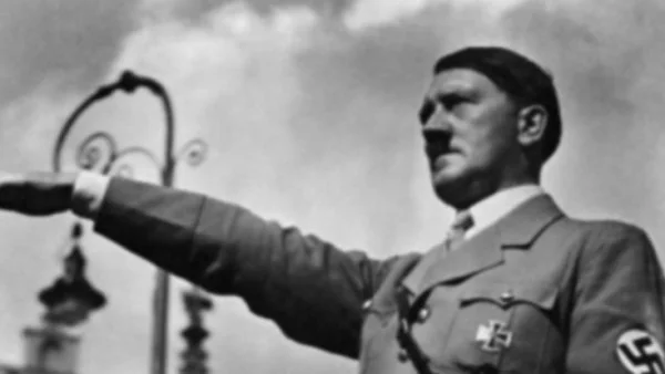 Адолф Хитлер и Ева Браун се самоубиват в бункер в Берлин