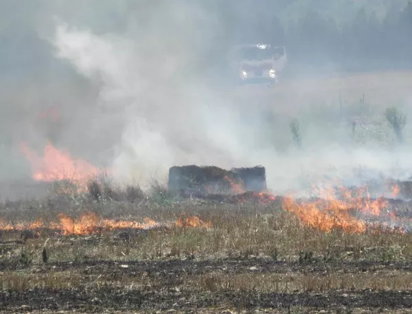 Сериозен пожар гори в Македония до границата с България