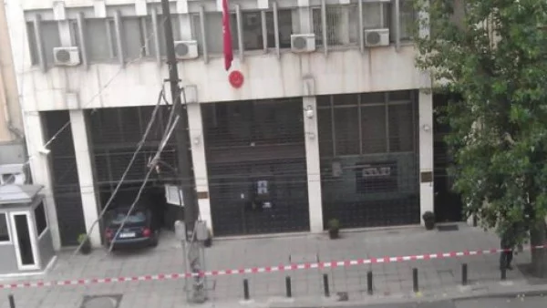 Мълчаливо бдение пред турското посолство заради хакерската атака