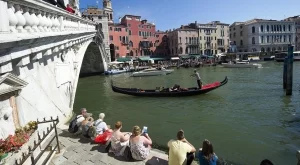 Италия ще спасява две венециански банки 
