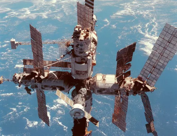 В околоземна орбита е изстреляна космическата станция Мир