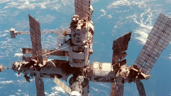 В околоземна орбита е изстреляна космическата станция Мир