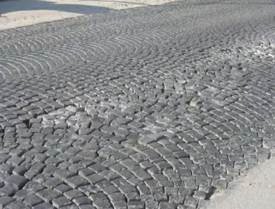 В град Баня сменят павета от времето на Борис III с асфалт 