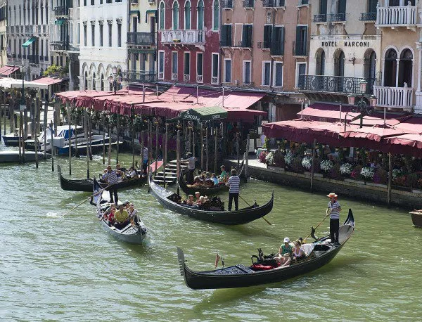 В Казанлък ще бъде открита фотографската изложба „Венеция се оглежда“