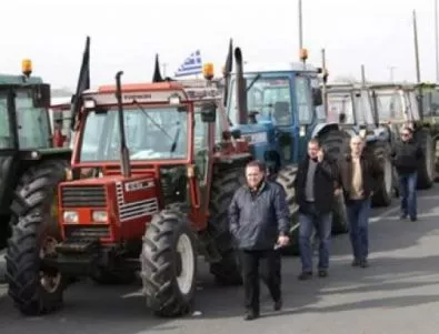 Гърците стовариха 90 трактора на границата, готвят пълна блокада 