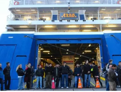 Гръцкият министър на корабоплаването подаде оставка заради бутнатия от ферибот мъж