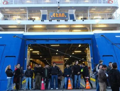 Може да пуснат част от фериботите в Гърция, българи остават блокирани