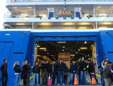 Силна буря връхлетя Гърция и остави фериботите по пристанищата