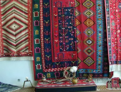 Кой град в България е прочут с производството на килими?