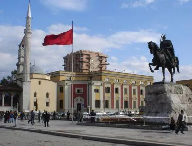 Албания отваря досиета, забранява на бивши агенти публични постове