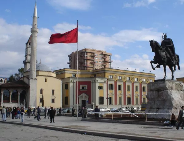 Албания иска арест за бившия вътрешен министър заради наркотрафик
