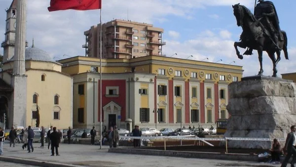 Парламентът в Тирана официално е без опозицията