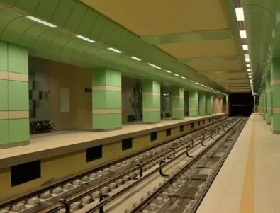 Мъж беше затиснат от вратите в софийското метро