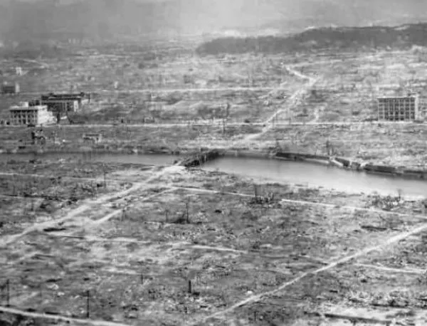 Избухва атомната бомба над Хирошима