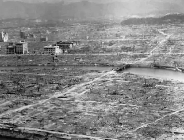 Избухва атомната бомба над Хирошима