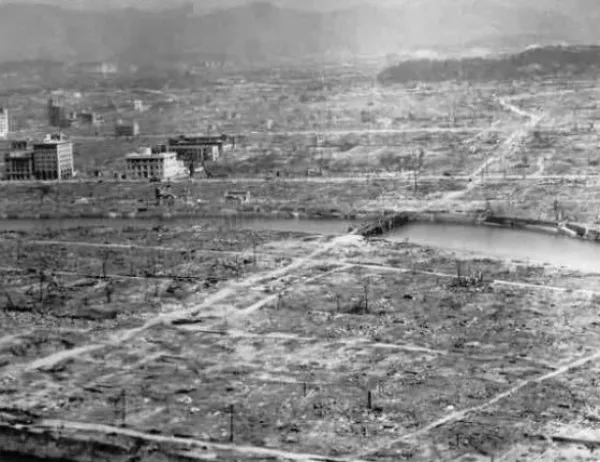 Пусната е атомната бомба над Хирошима