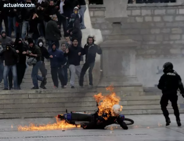 В Гърция полицията използва сълзотворен газ срещу протестиращи училищни охранители