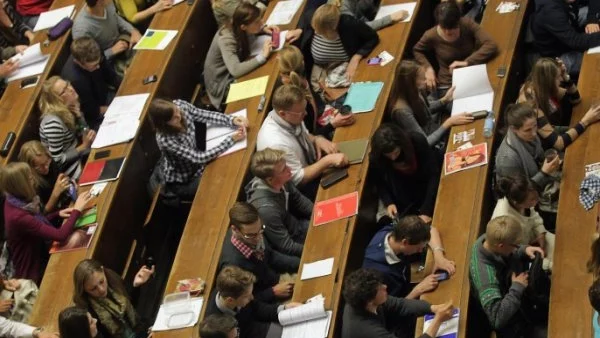 Поне 6000 българи заминават всяка година да учат в чужбина, Великобритания е най-предпочитана