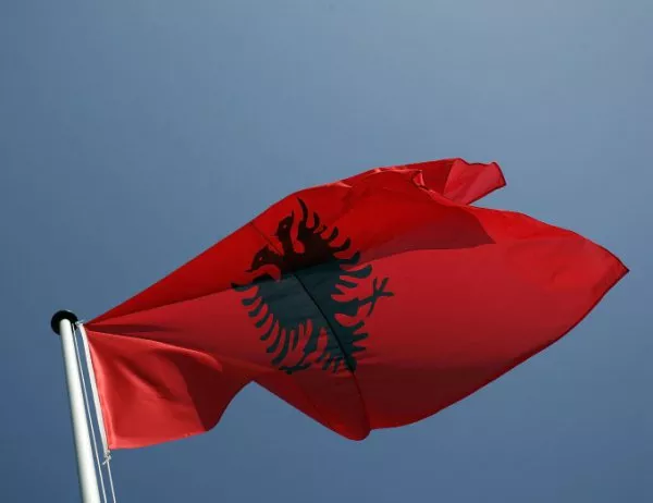 В Тирана искат албанците в Македония да обявят независимост, Скопие на нокти