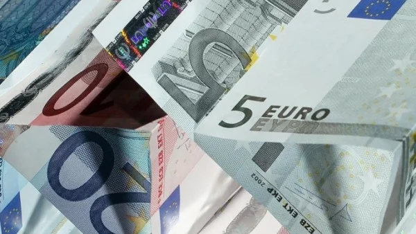 Standard & Poor`s понижи рейтинга на 15 европейски банки 