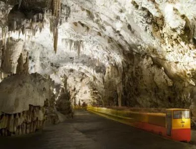 Пътешествие в Пещера Постойна с първата пещерна жп система в света 