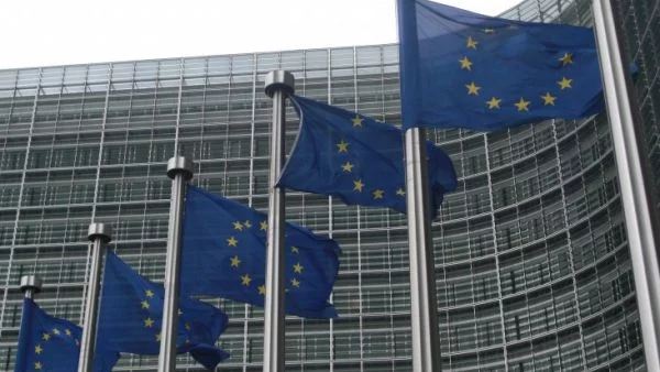 ЕК : Топката е в полето на Гърция 