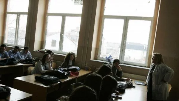 В час ще могат да влизат и по двама учители